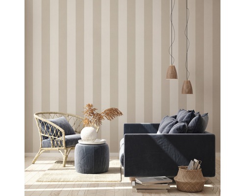 Wohnzimmer mit gestreifter Tapete, Sessel und Sofa