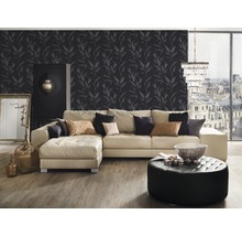 Elegantes Wohnzimmer mit Ecksofa, gemusterter Tapete und stilvollen Möbeln