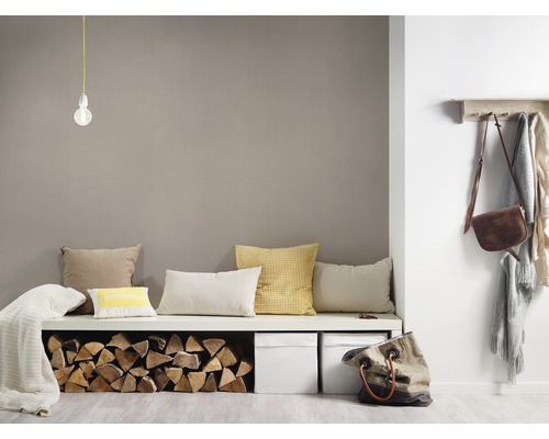 Heller Raum mit Sitzbank, Kissen, Holz, Körben und Garderobe