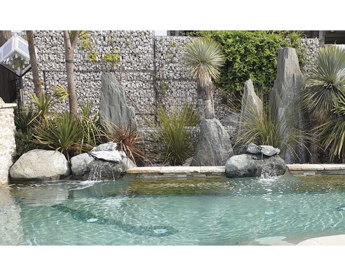 Schwimmbad mit Gabionenwand, Steinen und Pflanzen für Gartengestaltung