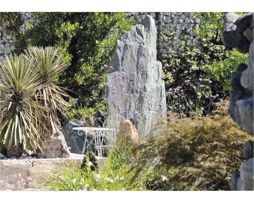 Garten gestaltet mit Ziersteinen, Gabionenwand und Bepflanzung