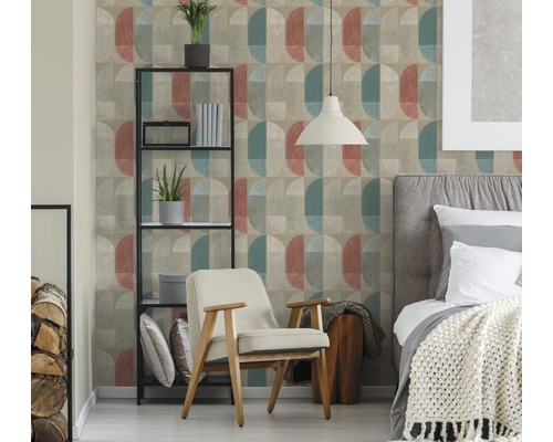Raumansicht mit einer Wandtapete mit geometrischem Muster in einem Schlafzimmer.