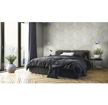 Modernes Schlafzimmer mit Bett, Nachttisch und Zimmerpflanze