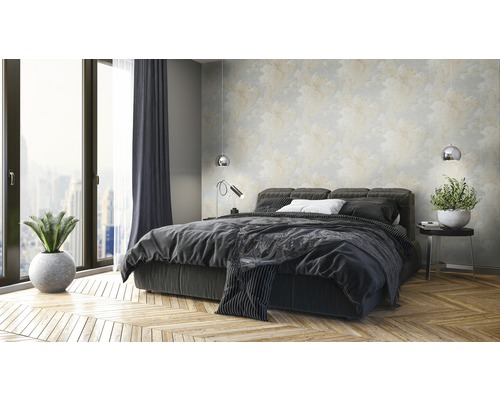 Modernes Schlafzimmer mit Bett, Nachttisch und Zimmerpflanze