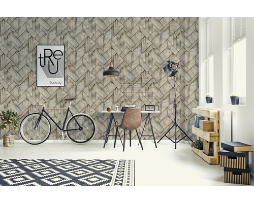 Szene eines hellen Raumes mit gemusterter Tapete, Schreibtisch, Stuhl und Dekoration