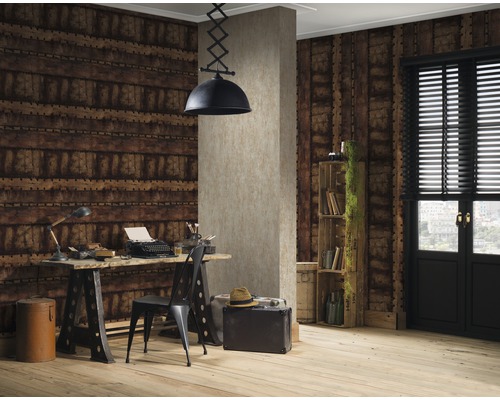 Büro mit Schreibtisch, Stuhl, Schreibmaschine, Bücherregal und Fenster mit Jalousien vor einer Wand mit Tapete im Holzdesign