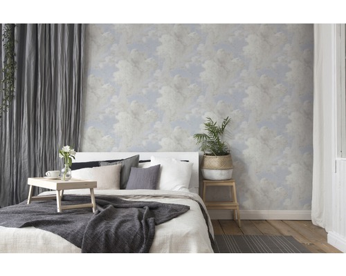 Schlafzimmer mit Wolkenmuster-Tapete, Bett und Vorhängen