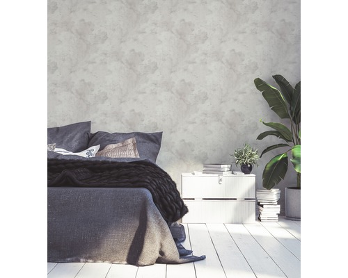 Helles Schlafzimmer mit Bett, Nachttisch und Zimmerpflanzen für eine freundliche Atmosphäre.