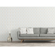 Wohnzimmer mit gemusterter Tapete, grauem Sofa und dekorativer Vase