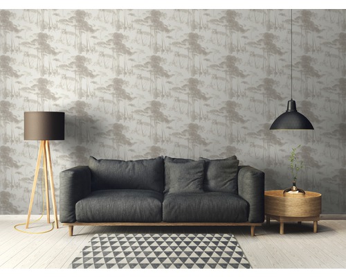 Wohnzimmer mit Sofa, Stehlampe und Tapete mit Waldmotiv