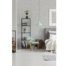 Schlafzimmer mit Bett, Sessel, Regal und Pendelleuchte