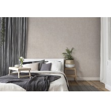Schlafzimmer mit Bett, Nachttisch, Vorhängen und Wandgestaltung