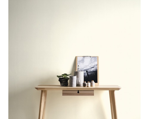 Szene mit Schreibtisch, Pflanze, Dekoration und Bild