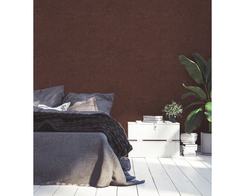 Schlafzimmer mit Bett, Nachtkästchen und Zimmerpflanze