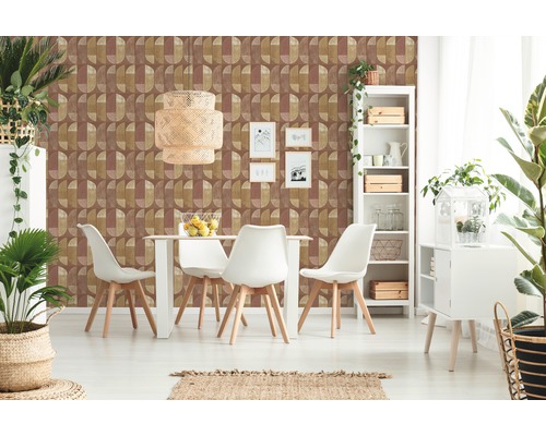 Wohnraum mit grafischer Tapete, Esstisch und Dekoration