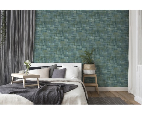 Schlafzimmer mit Wandtapete im Steinoptik-Design, Bett und Vorhängen