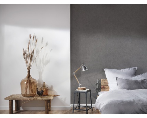 Wohnraum mit Dekoration auf Holztisch und Bett mit Lampe