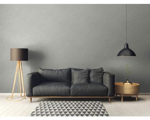Modernes Wohnzimmer mit Sofa, Stehlampe, Pendelleuchte und Teppich