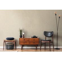 Wohnzimmer im Retrostil mit Kommode, Stuhl, Hocker und Stehlampe
