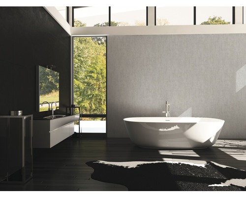 Badezimmer mit Badewanne, Waschtisch und Spiegel in modernem Design