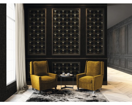 Zwei Sessel in einem eleganten Wohnzimmer mit gemusterter Tapete und modernem Teppich