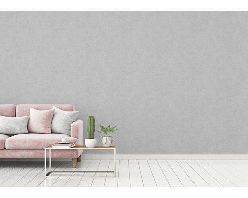 Helles Zimmer mit Sofa, Tisch und Pflanzen