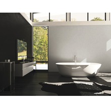 Badezimmer mit Badewanne, Waschtisch, Spiegel und Fenster
