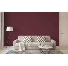 Wohnzimmer mit grauem Sofa, Couchtisch, Stehlampe und bordeauxroter Wand