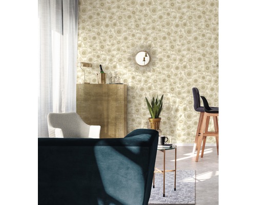 Dekoriertes Wohnzimmer mit Blumentapete, Barhocker und blauer Couch