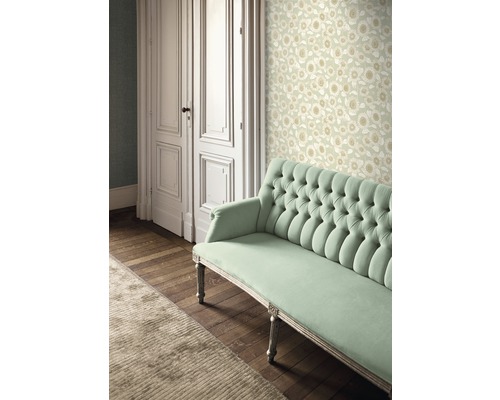 Szene mit floral gemusterter Tapete, einer Tür und einem Sofa