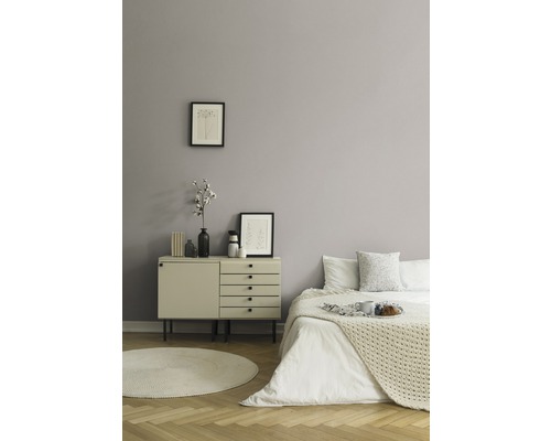 Schlafzimmer mit Bett, Kommode, Teppich und Dekoration