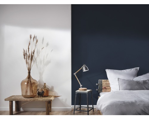 Dekorative Einrichtungsidee mit Tisch, Lampe und Bett im Schlafzimmer