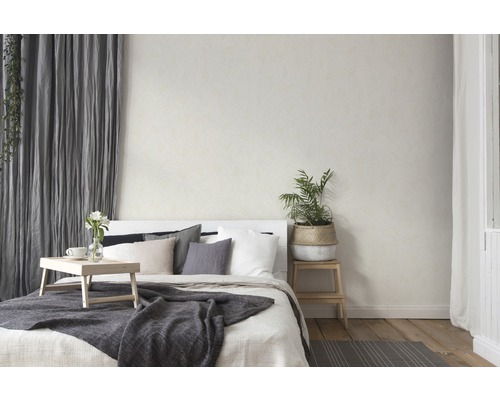 Schlafzimmer mit Bett, Vorhängen und gemusterter Tapete für eine gemütliche Atmosphäre