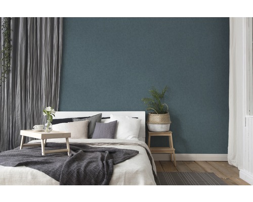 Schlafzimmer mit Bett, Vorhängen und gemusterter Tapete