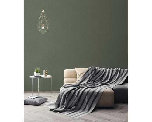 Wohnzimmer mit Sofa, Tisch, Kissen und Lampe