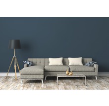 Wohnzimmer mit grauem Sofa, Stehlampe und Couchtisch