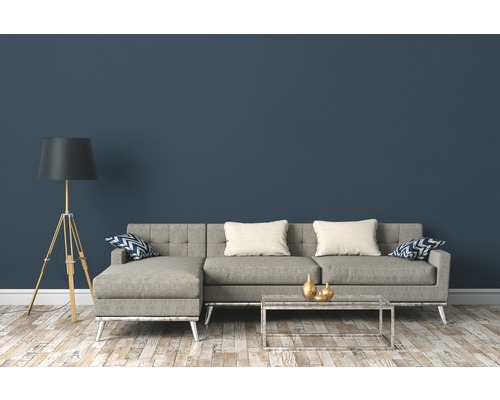 Wohnzimmer mit grauem Sofa, Stehlampe und Couchtisch