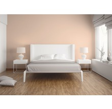 Helles Schlafzimmer mit Doppelbett, Nachttischen und Lampen