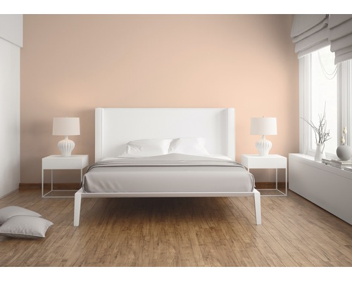 Helles Schlafzimmer mit Doppelbett, Nachttischen und Lampen