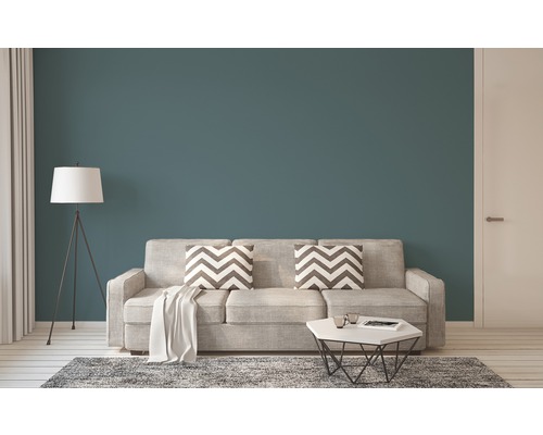 Wohnzimmer mit Sofa, Stehlampe und Couchtisch auf Teppich