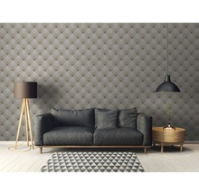 Wohnzimmer mit Sofa, Lampe und gemusterter Tapete