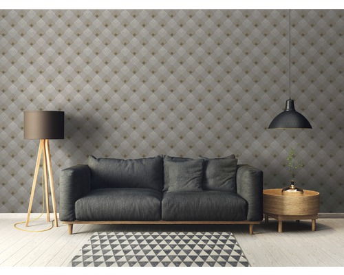 Wohnzimmer mit Sofa, Lampe und gemusterter Tapete