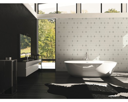 Modernes Badezimmer mit freistehender Badewanne, Waschtisch und großem Fenster