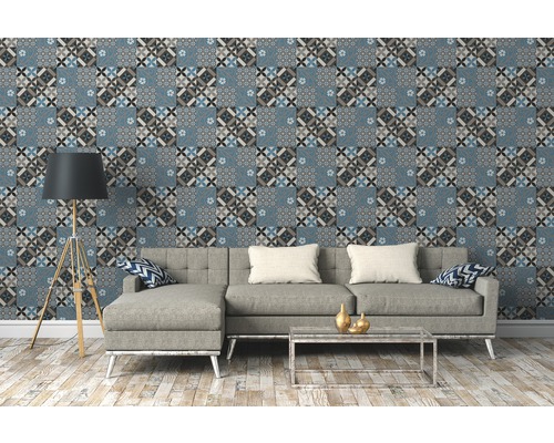 Wohnzimmer mit gemusterter Tapete im Fliesenlook, Sofa, Stehlampe und Couchtisch