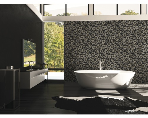 Modernes Badezimmer mit freistehender Badewanne, Waschtisch und gemusterter Tapete