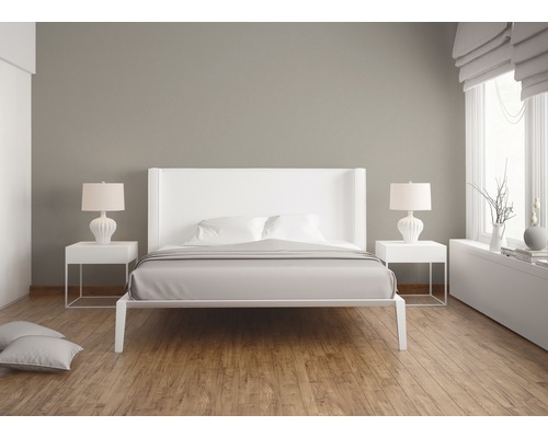 Schlafzimmer mit Bett, Nachttischen und Lampen