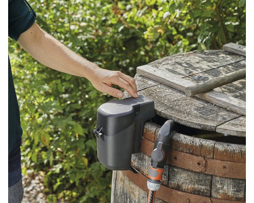 Regenwasserpumpe an Regentonne mit Bedienfeld und Schlauchanschluss