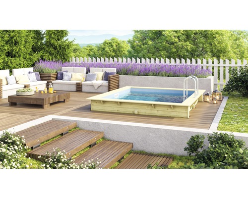 Gartenbereich mit Pool, Holzterrasse, Lounge-Möbeln und Blumenbeeten