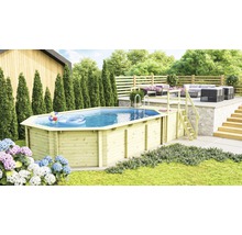 Gartenszene mit Holzpool, Poolleiter und aufblasbarem Spielzeug im Wasser
