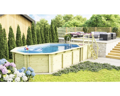 Gartenszene mit Holzpool, Poolleiter und aufblasbarem Spielzeug im Wasser